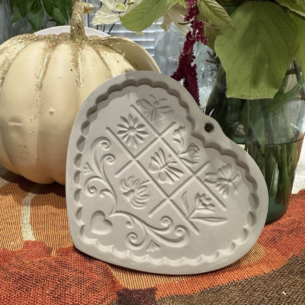 Vintage 1996 The Pampered‎ Chef Gardens of The Heart Clay Cookie Mold New In Box